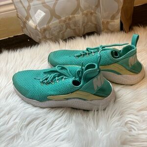 NIKE sneakers in teal and yellow, size 8